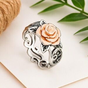 🍒5-$50 Silver plated rose ring
Size 6
Brand New
Adorable